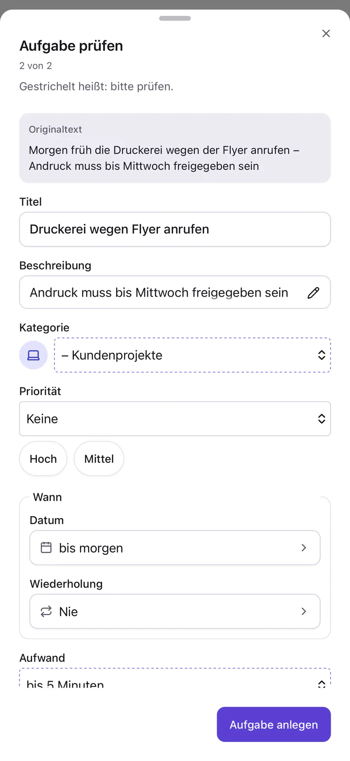 „Aufgabe prüfen“: Omnido schlägt Titel, Beschreibung, Kategorie und Datum vor; gestrichelte Felder sind noch zu prüfen. Darüber steht der Originaltext.