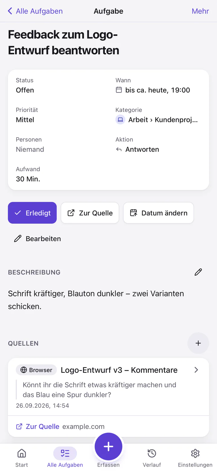 Aufgabe „Feedback zum Logo-Entwurf beantworten“ mit der gespeicherten Quelle (Browser, Kommentar-Auszug) und dem Knopf „Zur Quelle“.